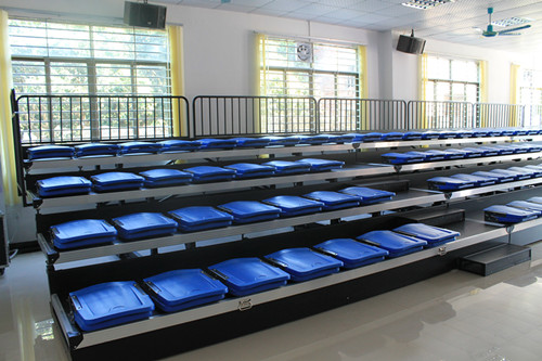 綠蛙看臺走進山美村委會議室