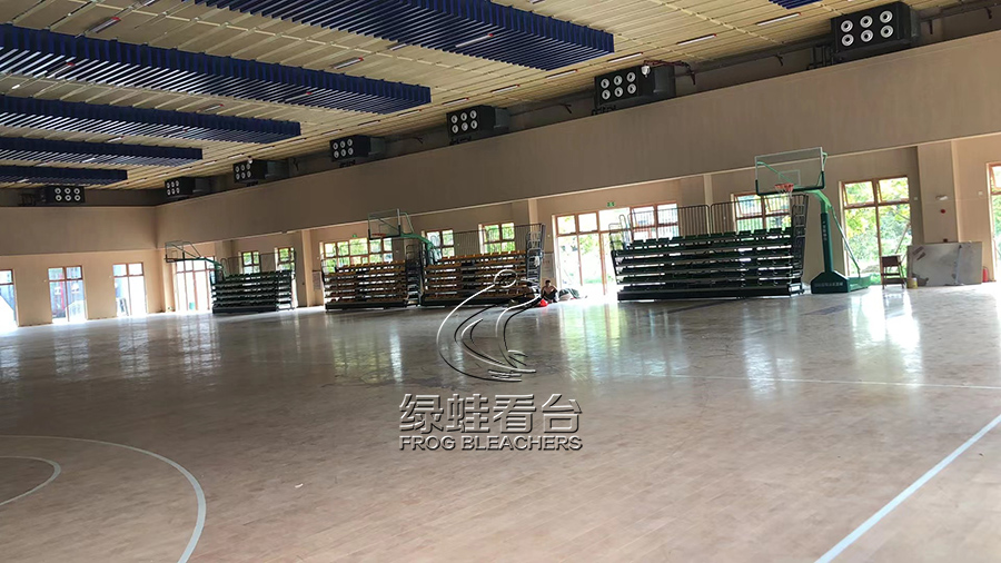 廣州斐特思公學(xué)籃球館看臺(tái)座椅