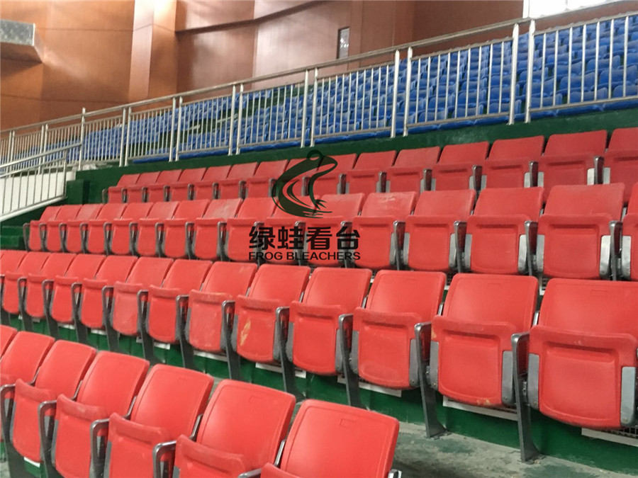 翻板吹塑看臺座椅案例