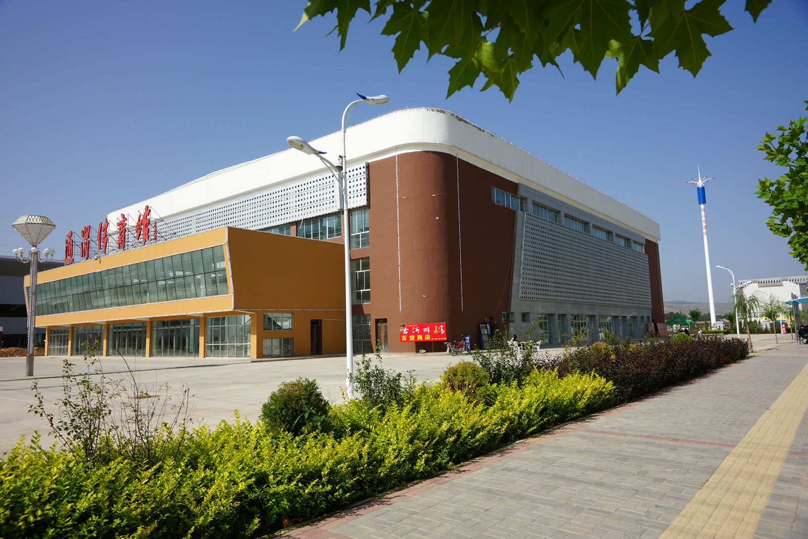 甘肅通渭縣體育館手動(dòng)伸縮看臺(tái)