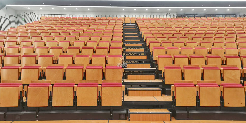 固定看臺(tái)座椅 vs 伸縮看臺(tái)座椅：哪種更適合你的場地需要創造性？